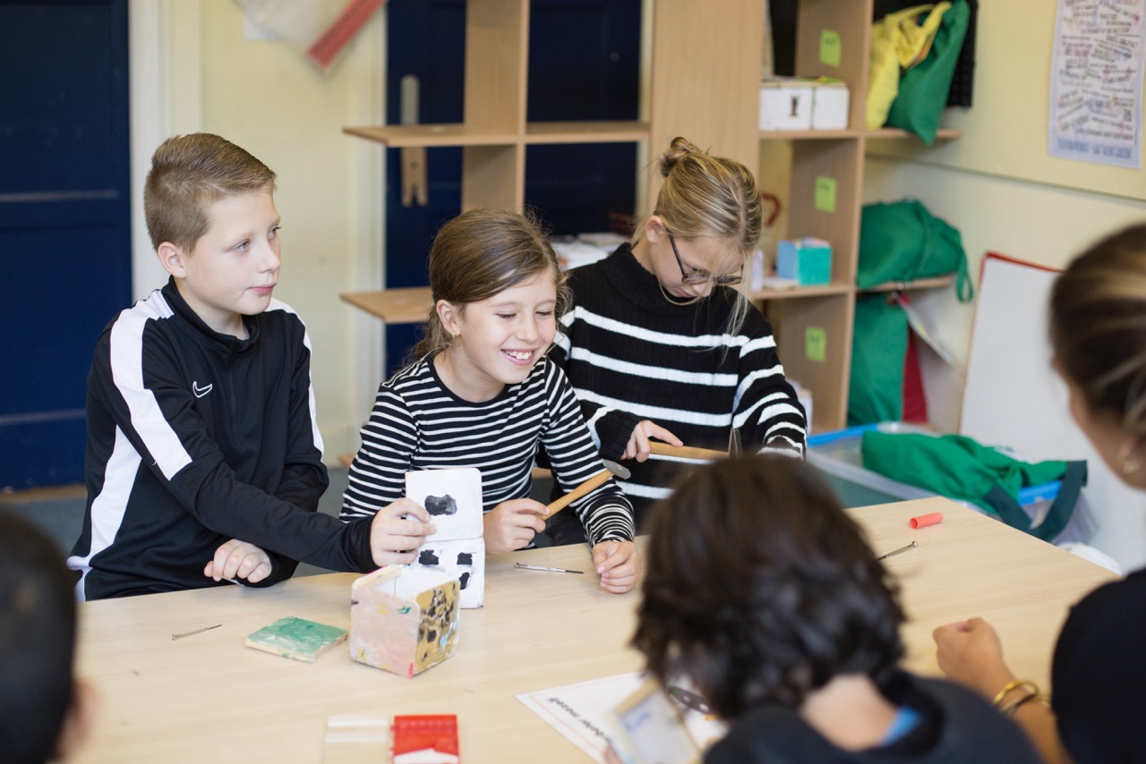 Leerlingen praktisch aan het werk